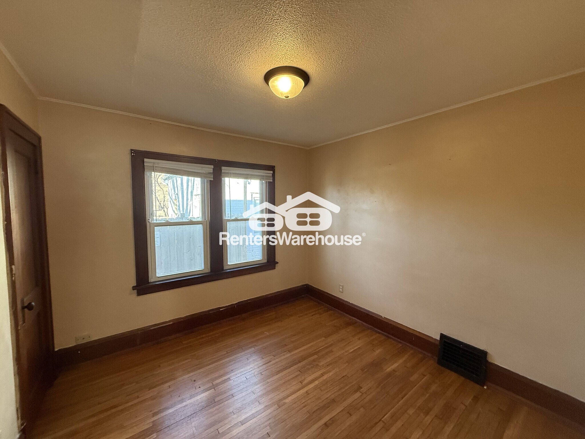 Building Photo - 991 Smith Ave S