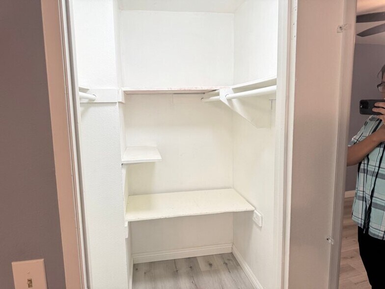 Building Photo - 12716 Lakeshore Dr