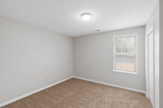 Building Photo - 3 Bedroom 2 Bathroom Home