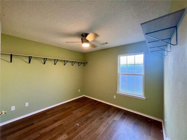 Building Photo - 502 Akron St NE