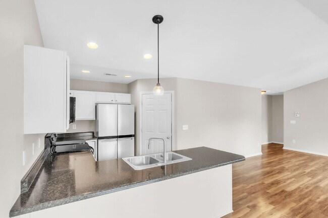 Building Photo - Elegant 3BR/2BA Home in Chartwell Estates with Fireplace & Fenced Yard $1800/mo rent