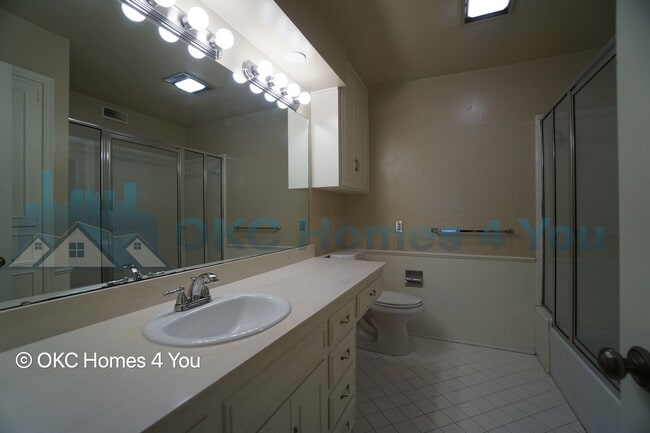 Building Photo - Townhouse with 3 beds and 3 baths!