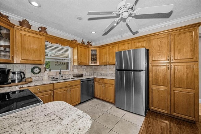 Building Photo - 253 Park Cir S