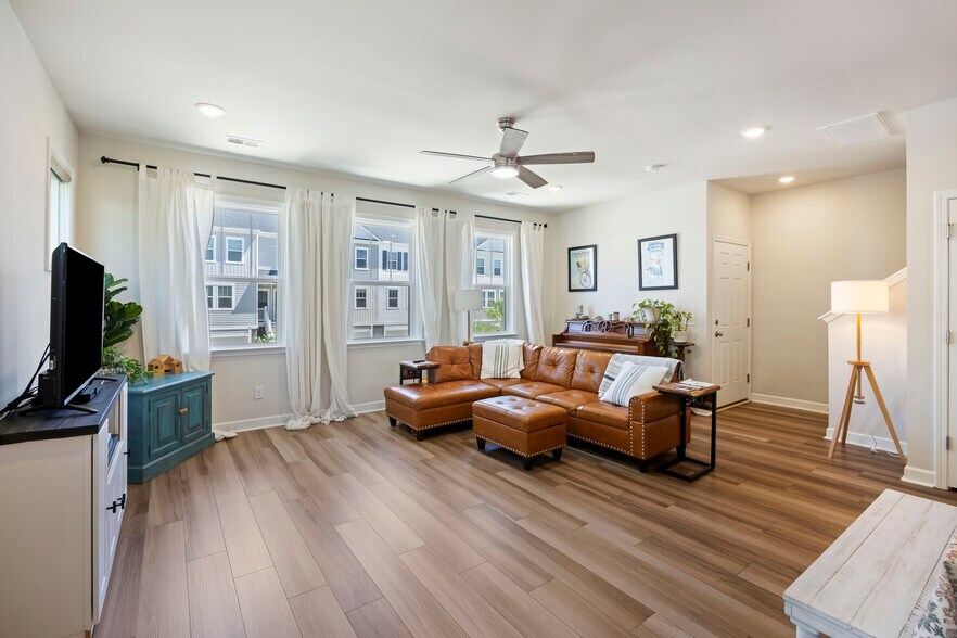 Building Photo - 210 Winding River Dr