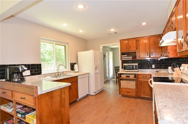 Building Photo - 1101 Deep Wood Dr