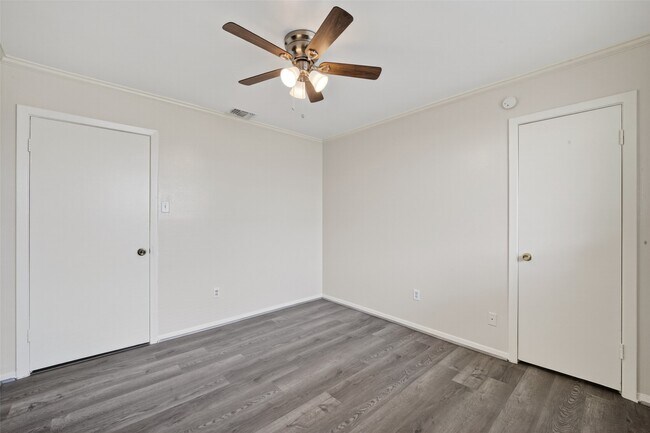 Building Photo - 9667 Meadowvale Dr