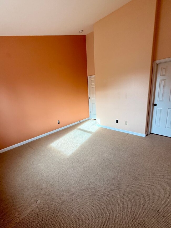 Building Photo - 5-Bed, 2.5-Bath Home Near MacIntosh Lake with Hardwood Floors, Gas Fireplace, and Finished Basement