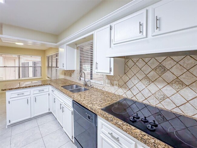 Building Photo - 2926 Colonial Dr