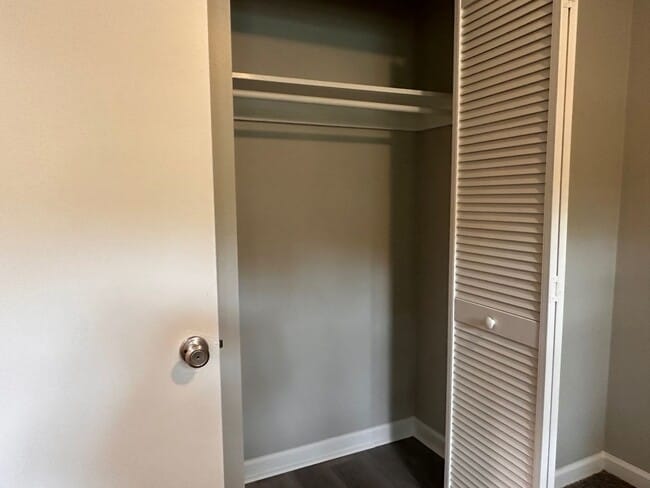 Building Photo - Island Townhouse-Close to Shopping and Beach!