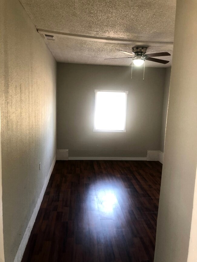 Building Photo - 611 McEwen St