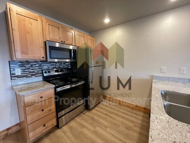 Building Photo - 1245 Waverly St