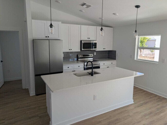 Building Photo - 1423 NE 12th Pl