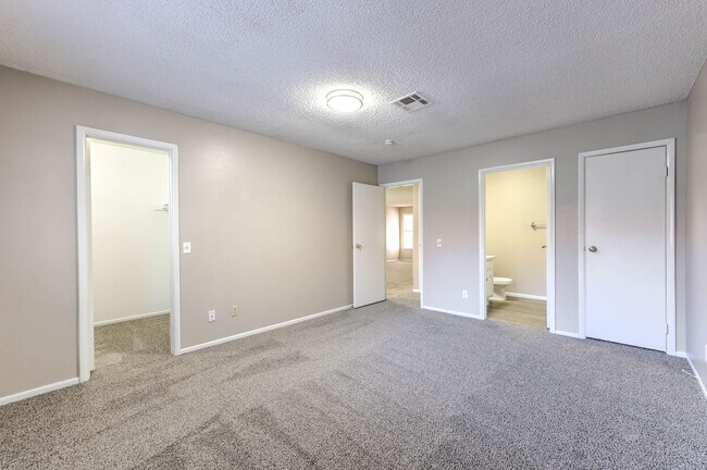 Building Photo - Newly RENOVATED Two Bedroom, 2 Bathroom Condo