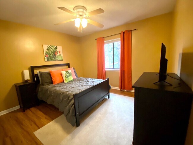 Building Photo - 2 Bedroom, 2 Bathroom Apartment in Cedarwood