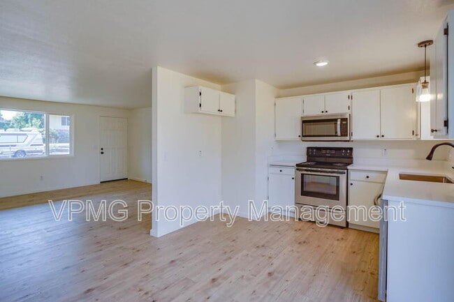 Building Photo - 10412 NE 71st St