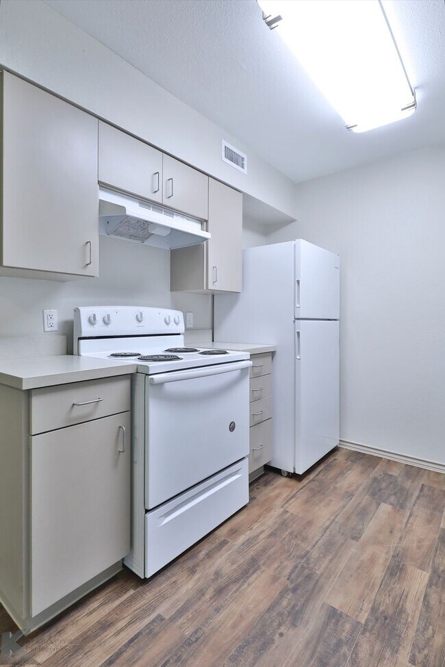 Building Photo - Newly Remodeled South Abilene Apartments!