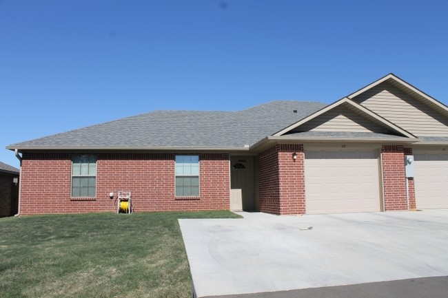 Building Photo - Arnold Circle Duplexes