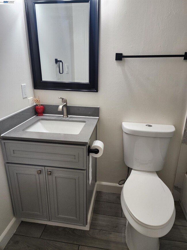 Building Photo - 4985 N Holt Ave