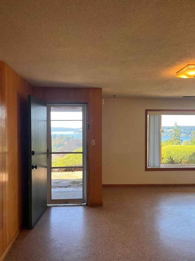 Building Photo - Spacious North Tacoma waterfront Unit with...