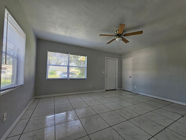 Building Photo - Charming 3-Bedroom, 2-Bath Home with Bonus Room and Detached Garage in Lakeland!!