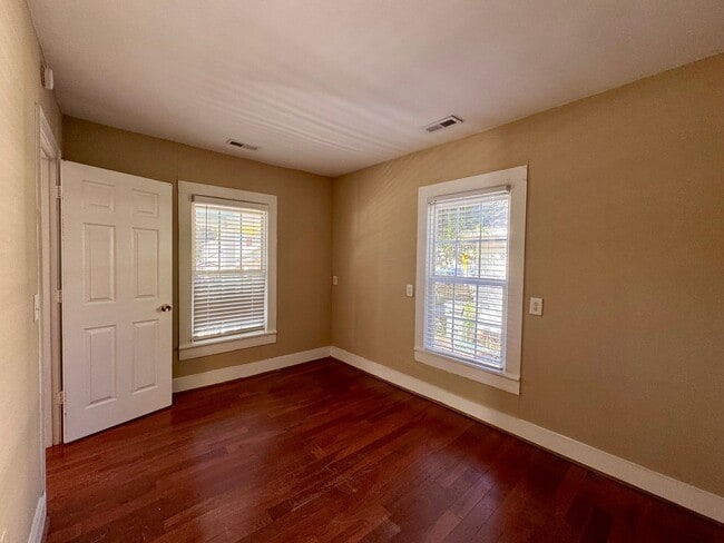 Building Photo - Short Term available! Adorable renovated cottage! Walk or bike to campus, anywhere downtown.