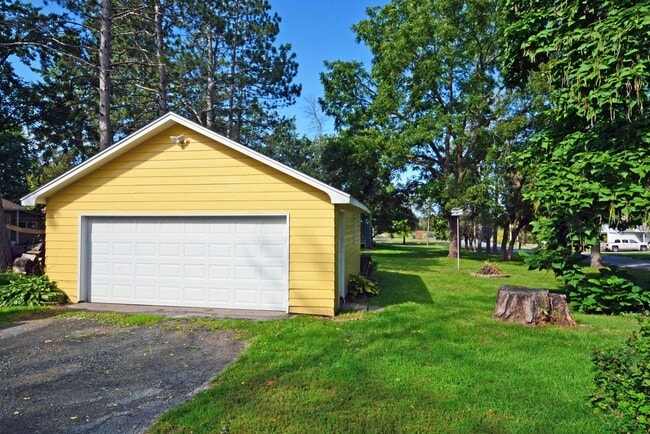 Building Photo - Beautiful 3-Bed 1.5-Bath Home in Forest La...