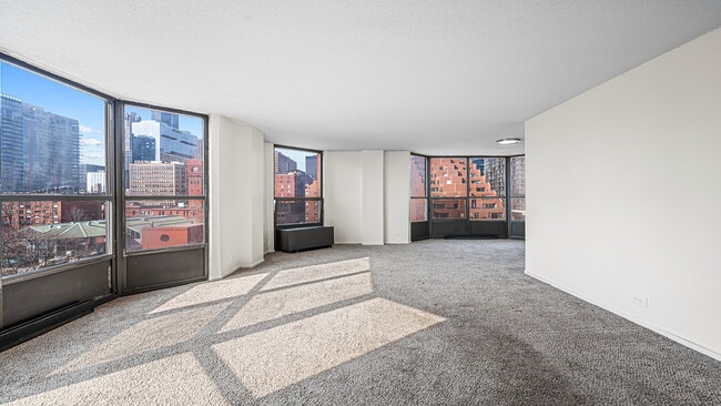 Building Photo - 899 S Plymouth Ct