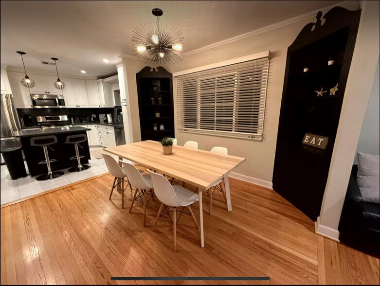 Building Photo - 404 S Beachwood Dr
