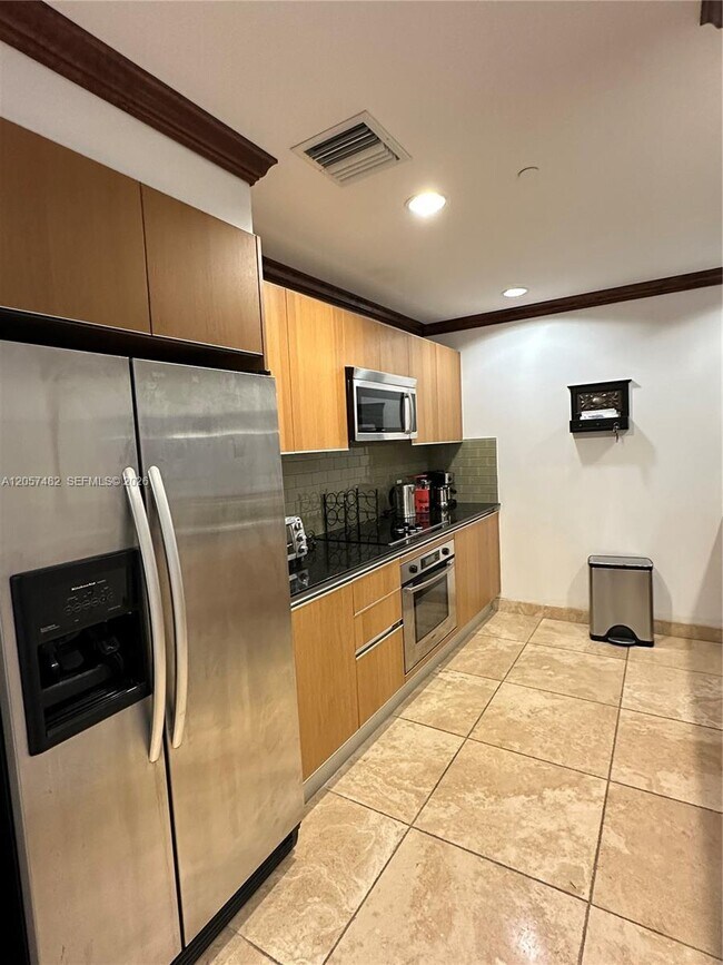 Building Photo - 1060 Brickell Ave