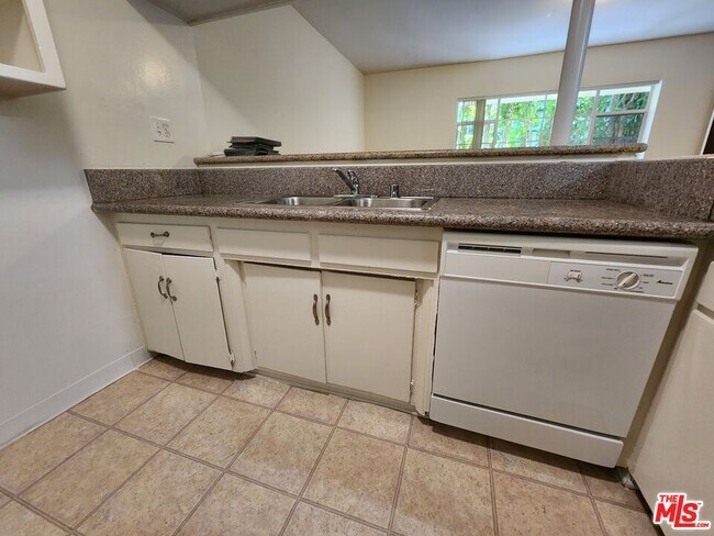 Building Photo - 1013 N San Vicente Blvd