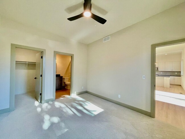 Building Photo - Spacious & Stunningly Remodeled Duplex in ...