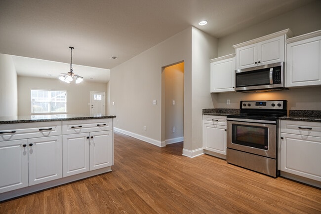 Building Photo - 600 Trellis Square