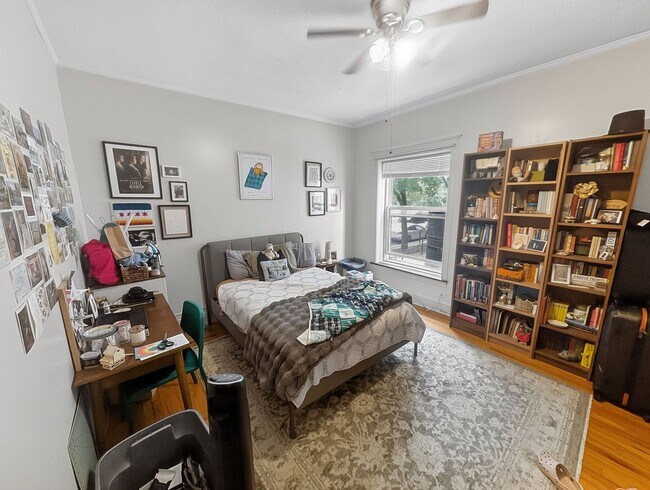 Building Photo - Large 3-bed/1-bath Apartment in the Heart of Rogers Park!