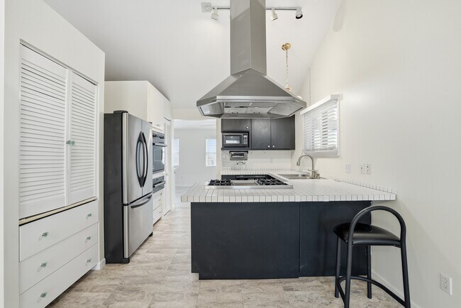 Building Photo - Prime Coastal Location Long Term Rental!