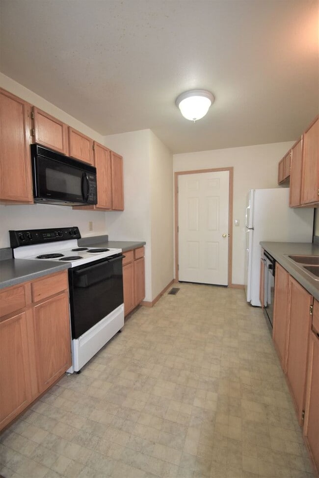 Building Photo - 3Bed 1.5Ba Townhouse with GARAGE! Great Location!