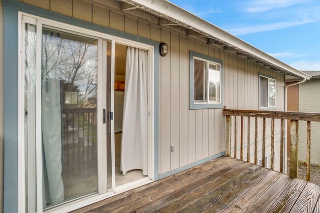 Building Photo - 1445 Larissa Cir