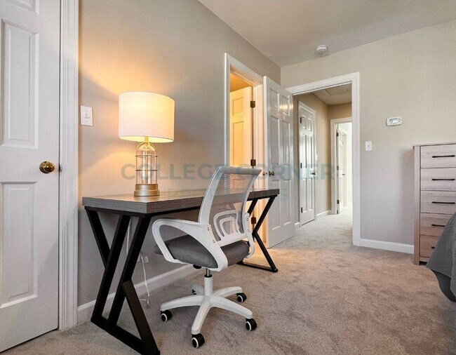 Building Photo - 330 Hanover Arms Ct