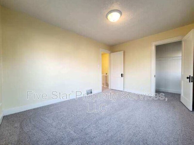 Building Photo - 514 E Oak St