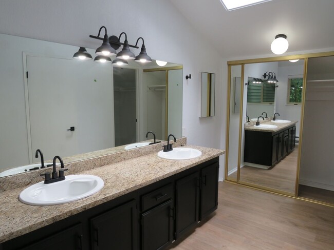 Building Photo - Redmond Modern & Updated 3bd/2bath Condo i...