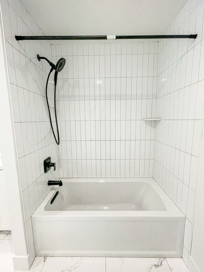 Building Photo - 204 18th St