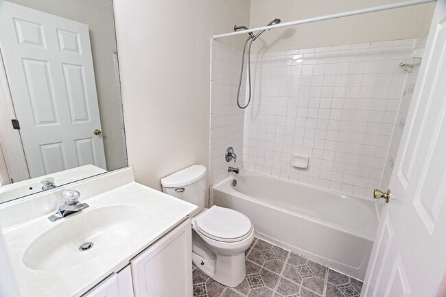 Building Photo - Exceptionally Nice 3 BR 2.5 BA Townhome in River Walk