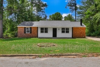Building Photo - 2404 Southdale Dr