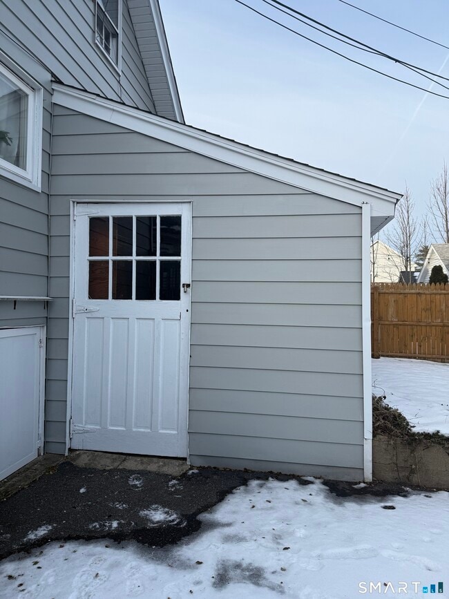 Building Photo - 20 Ponus Ave