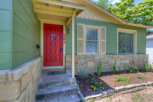 Building Photo - UT PRE-LEASE: 4 bed/2 bath North Campus home for pre-Lease. Features wood floors and many updates