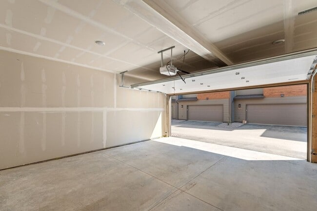 Building Photo - 2 bedroom, 2 bath townhome, close to downtown Whitefish!