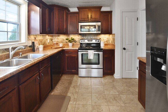 Building Photo - Pet Friendly Three Bedroom with Bonus!