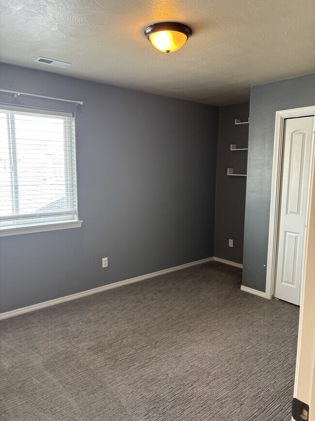 Building Photo - 2075 Mary Dr