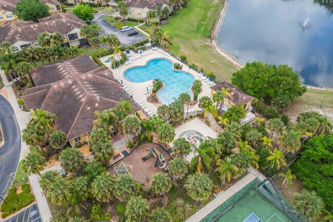 Building Photo - Spacious 3/2 Condo in the Gated Oakwater Community with Single Car Garage! Brand new carpets and ...