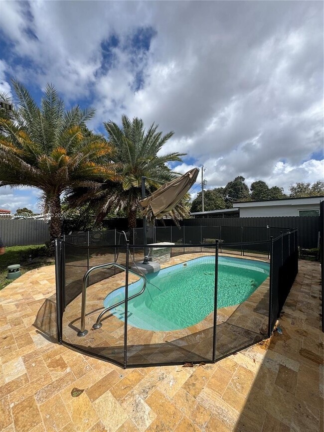 Building Photo - 551 E 60th St