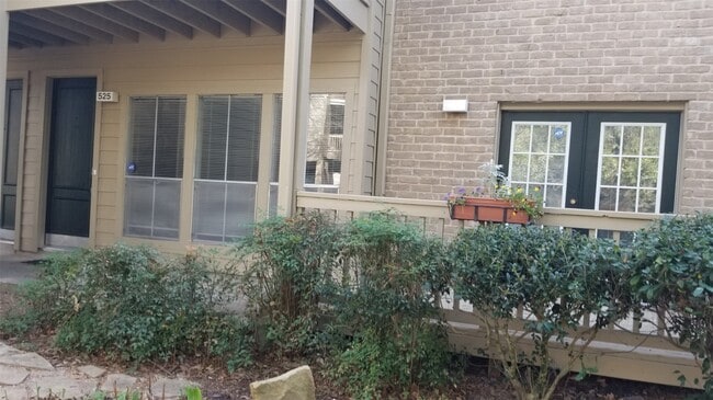 Building Photo - 2100 Tanglewilde St